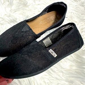 Tom’s black lace shoes